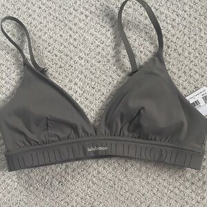 NWT lululemon License to Train triangle bra A/B size 8